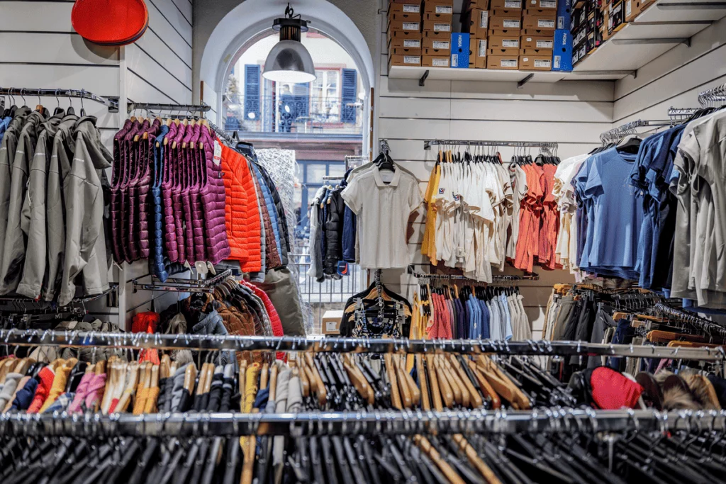 étagère de vente de produits montagnes type t-shirt, vestes sans manches