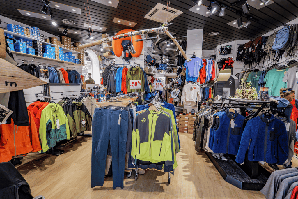 étagère de vente de produits montagnes type vêtements