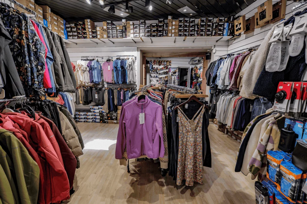 étagère de vente de produits montagnes vêtements