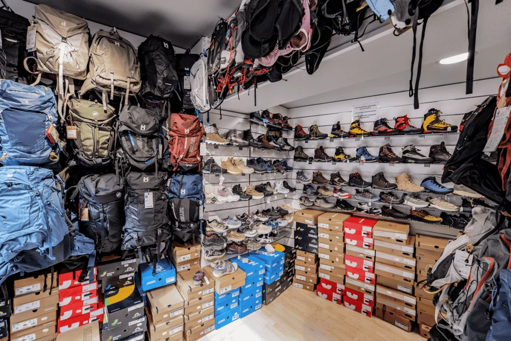 étagère de vente de produits montagnes type chaussures, sacs de randonnées