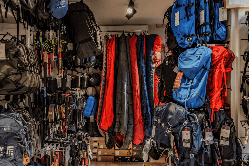 étagère de vente de produits montagnes type sac de couchage, sacs de randonnées