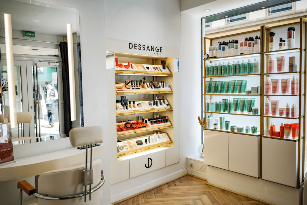 étagères de produits de coiffure