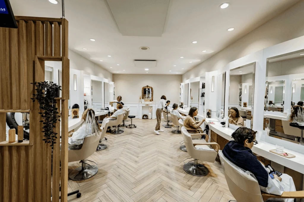 Salon de coiffure dessange avec des clients