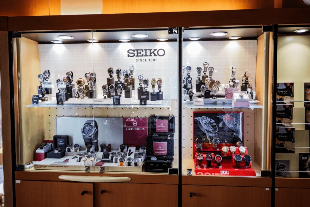 Etageres de montres en magasin