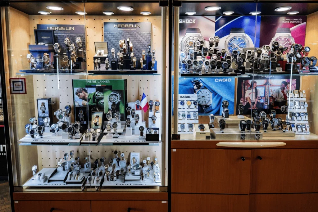 Etageres de montres en magasin