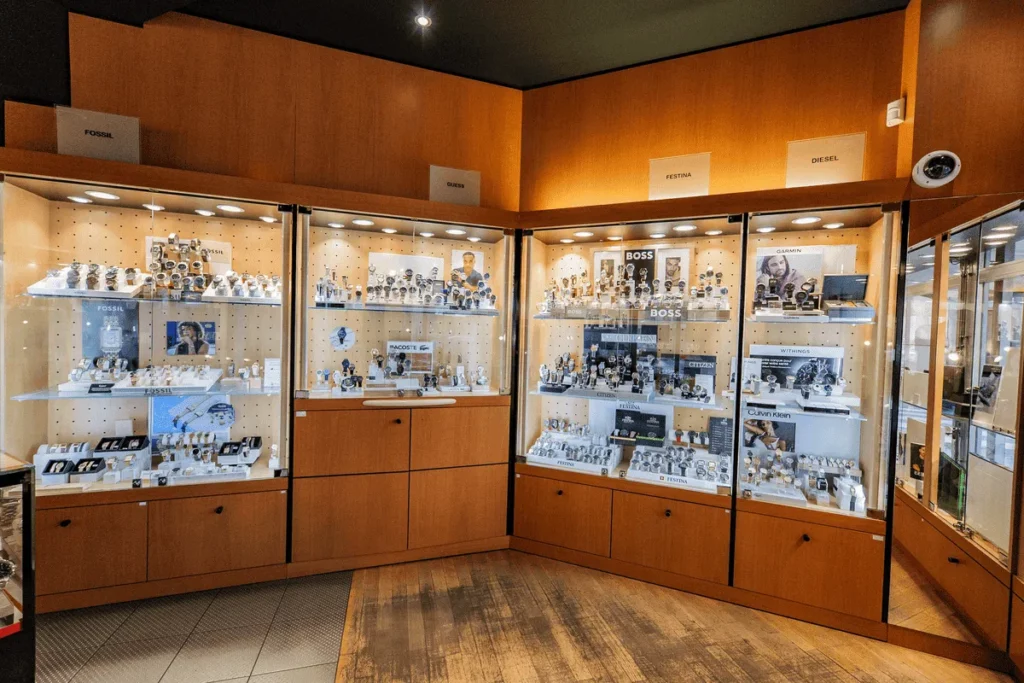 Etageres de montres en magasin