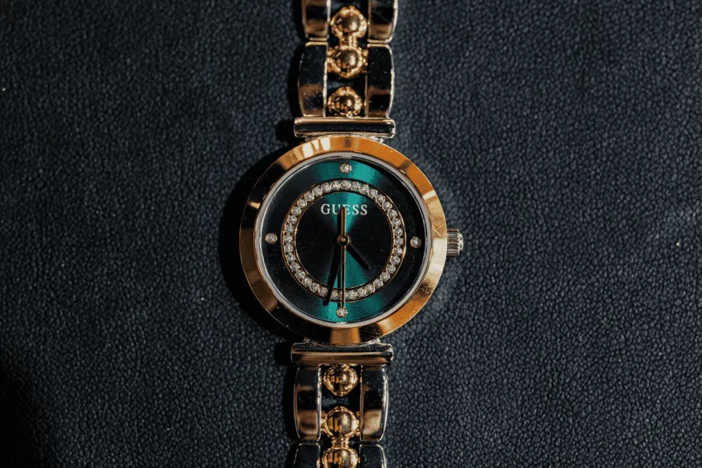 Montre verte et dorée sur fond noir