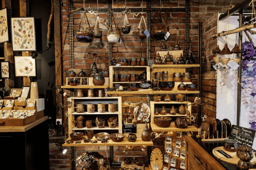 étale de poteries artisanales