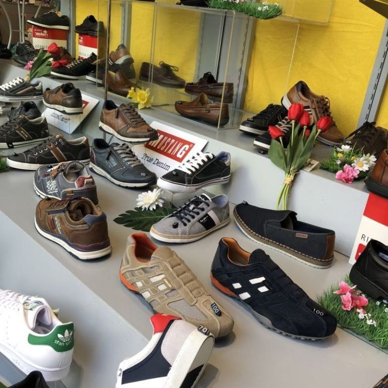 Vitrines du magasin de chaussure Riethmuller à Colmar