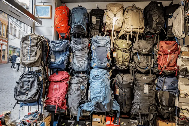 présentation de sac de randonnées en vitrine de magasin