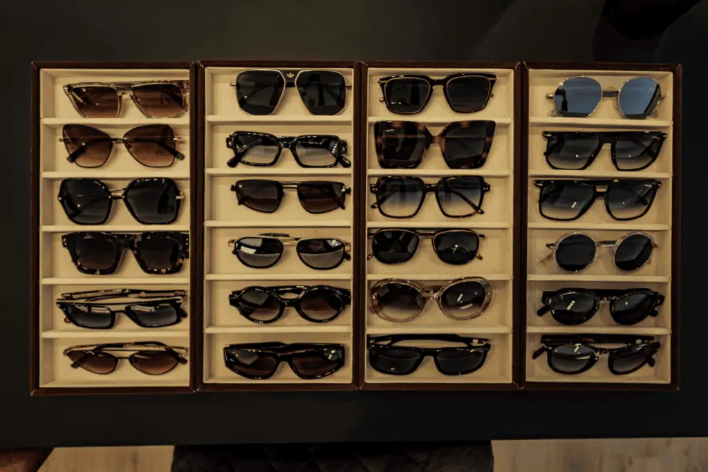 présentoir de lunettes de soleils de l'opticien Signature