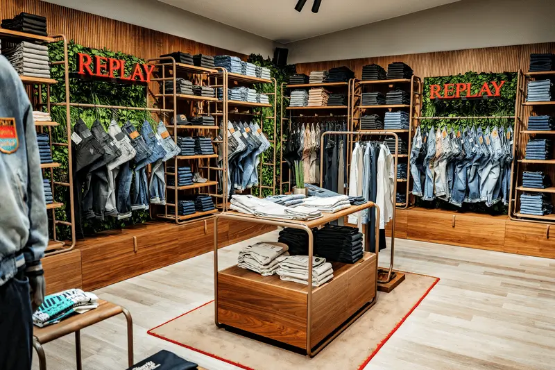 présentoir de vêtement masculin en magasin